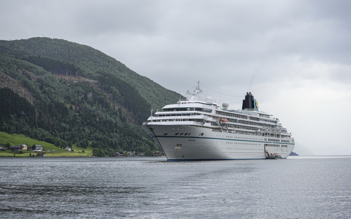 MS Amadea im Nordfjordeid