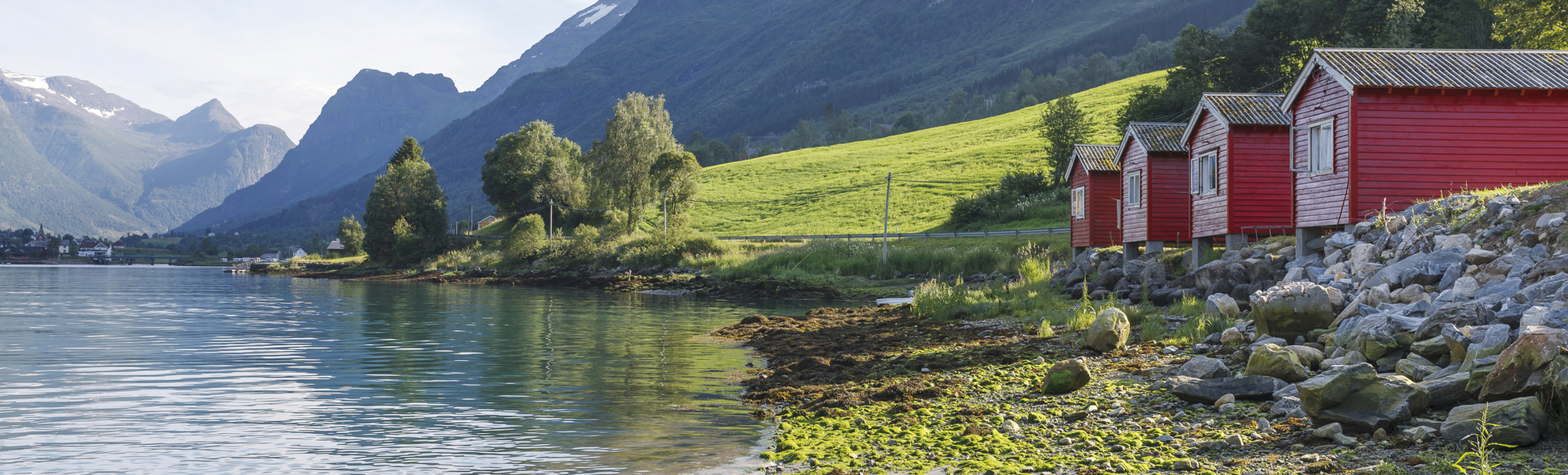 Traditionelle rote Holzhaeuser in Nordfjord, Norwegen