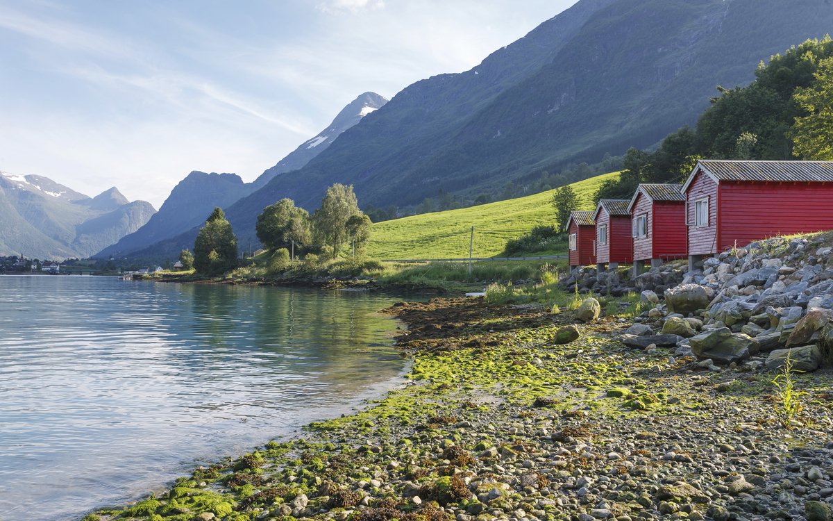 Traditionelle rote Holzhaeuser in Nordfjord, Norwegen