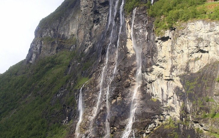 MS Albatros passiert die berühmten Wasserfälle im Geiranger Fjord, Norwegen