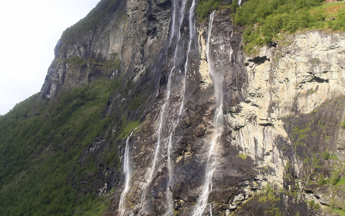 MS Albatros passiert die berühmten Wasserfälle im Geiranger Fjord, Norwegen