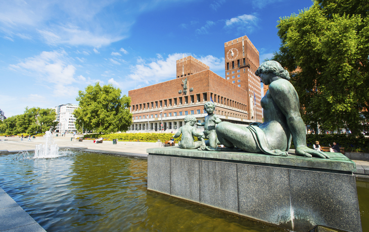 Statue vor dem Osloer Rathaus, Norwegen