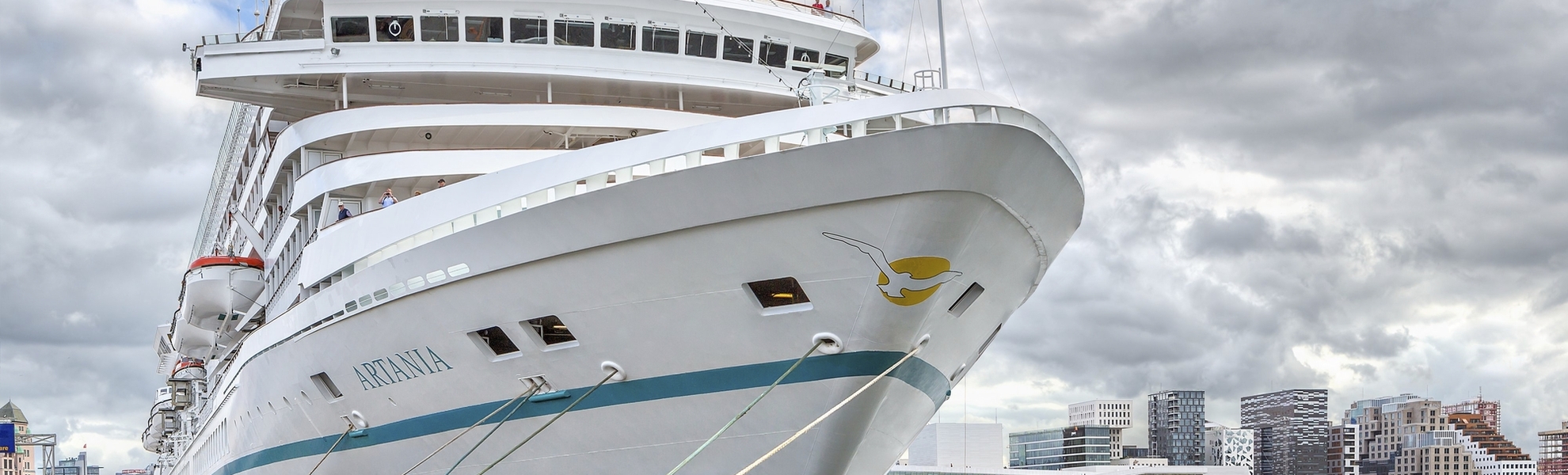 MS Artania macht in Oslo fest