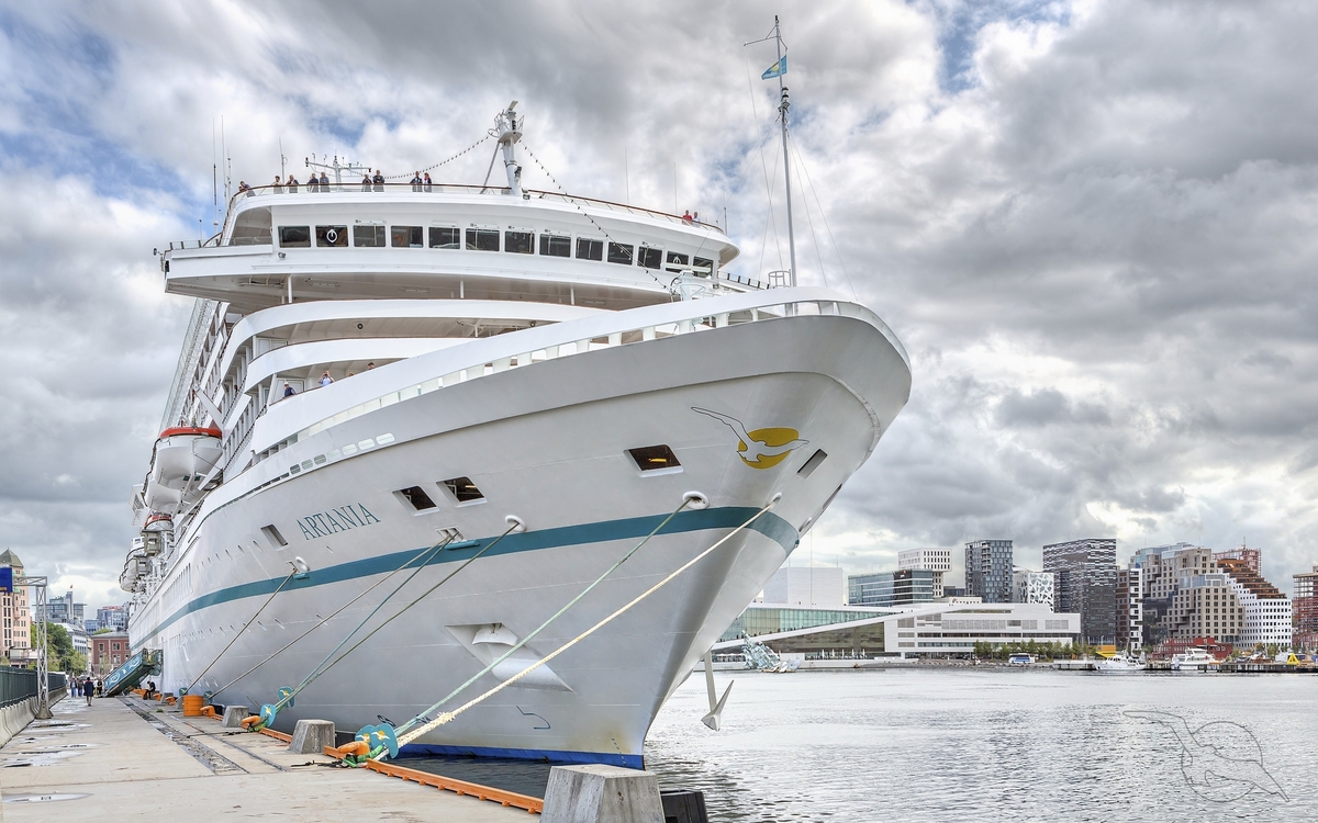 MS Artania macht in Oslo fest