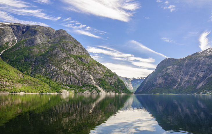 Spiegelbild der Natur im Hardangerfjord, Norwegen