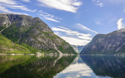 Spiegelbild der Natur im Hardangerfjord, Norwegen