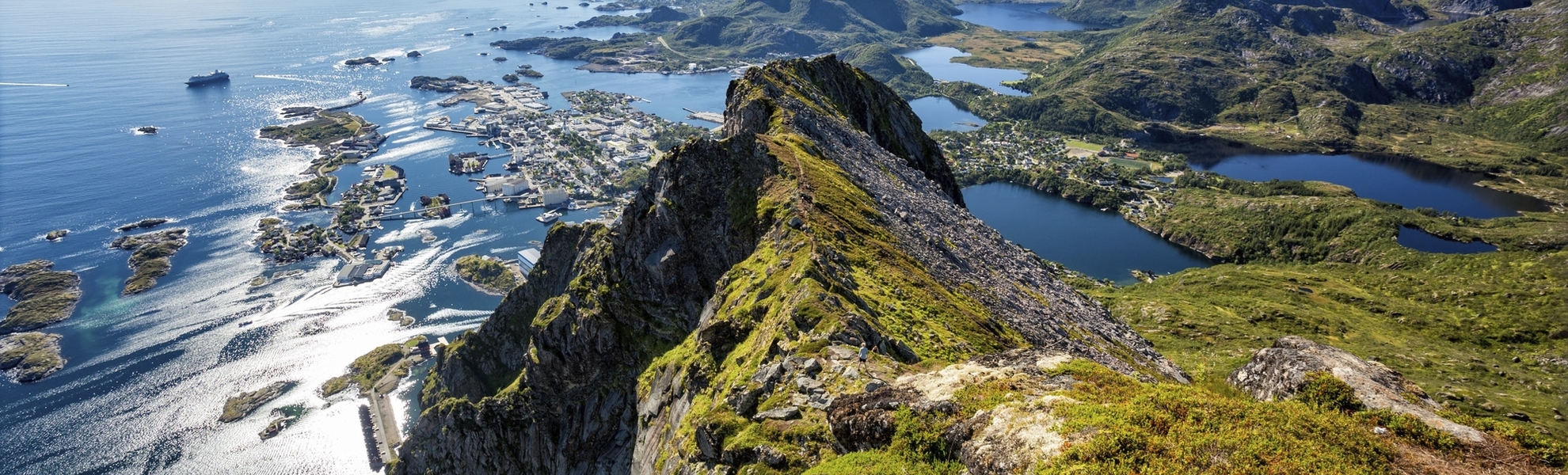 Panorama von den Lofoten, mit der Stadt Svolvaer, Norwegen