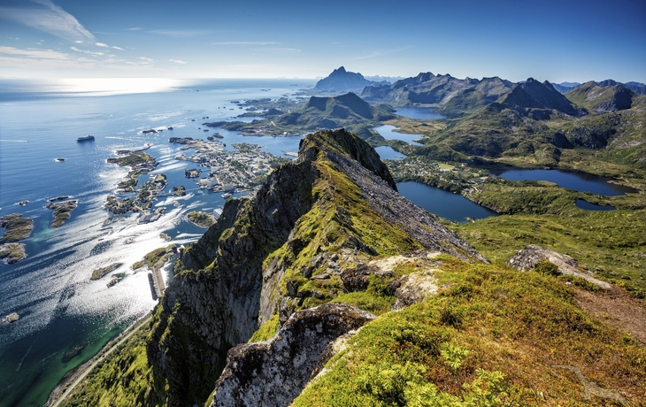 Panorama von den Lofoten, mit der Stadt Svolvaer, Norwegen