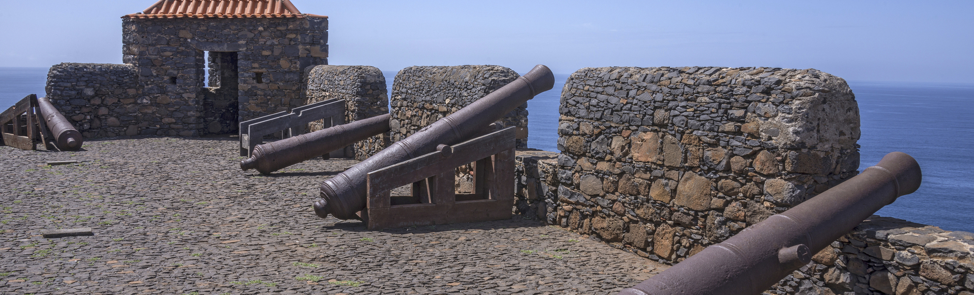 Kanonen auf der Festung S. Filipe