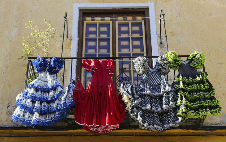 Flamencokleider auf einem Balkon in Spanien