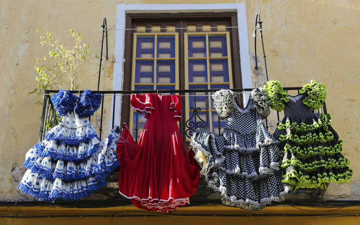 Flamencokleider auf einem Balkon in Spanien