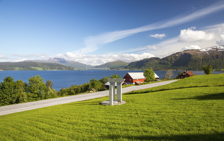 Blick über den Kvernesfjord auf die Gjemnessund-Brücke, Norwegen
