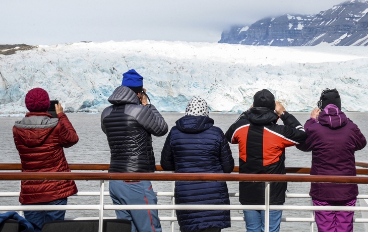 MS Artania vor Spitzbergen