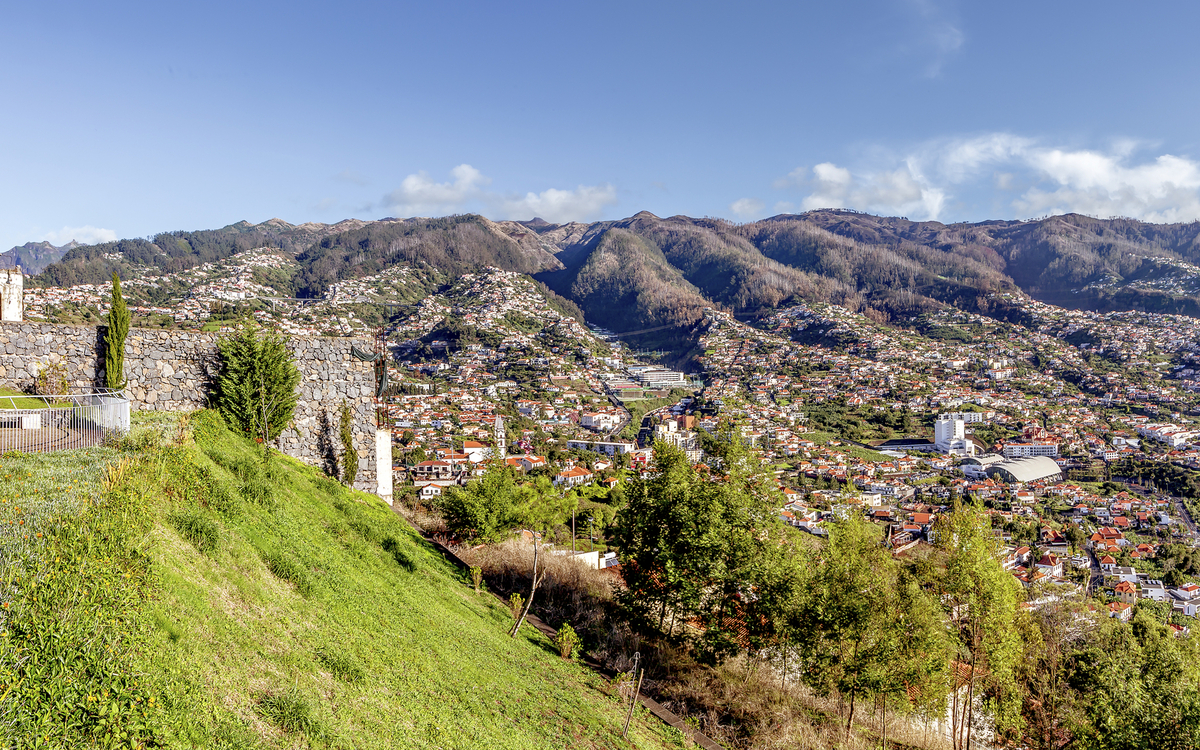 Ausblick von dem Pico dos Barcelos, Madeira, Portugal