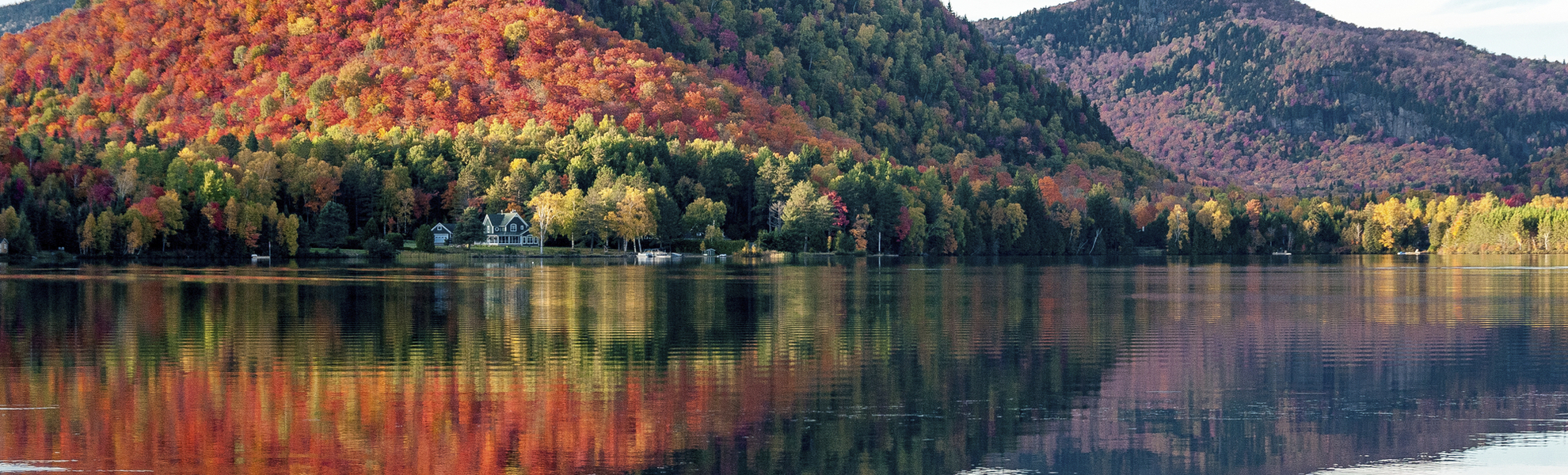 Indian Summer am See in Quebec, Kanada