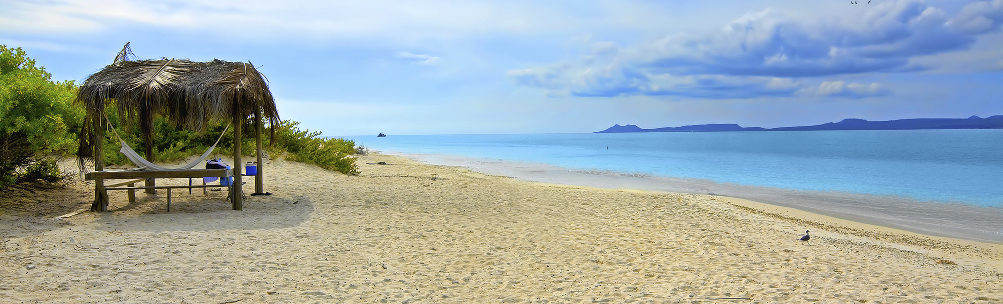 Strand mit türkisblauem Wasser