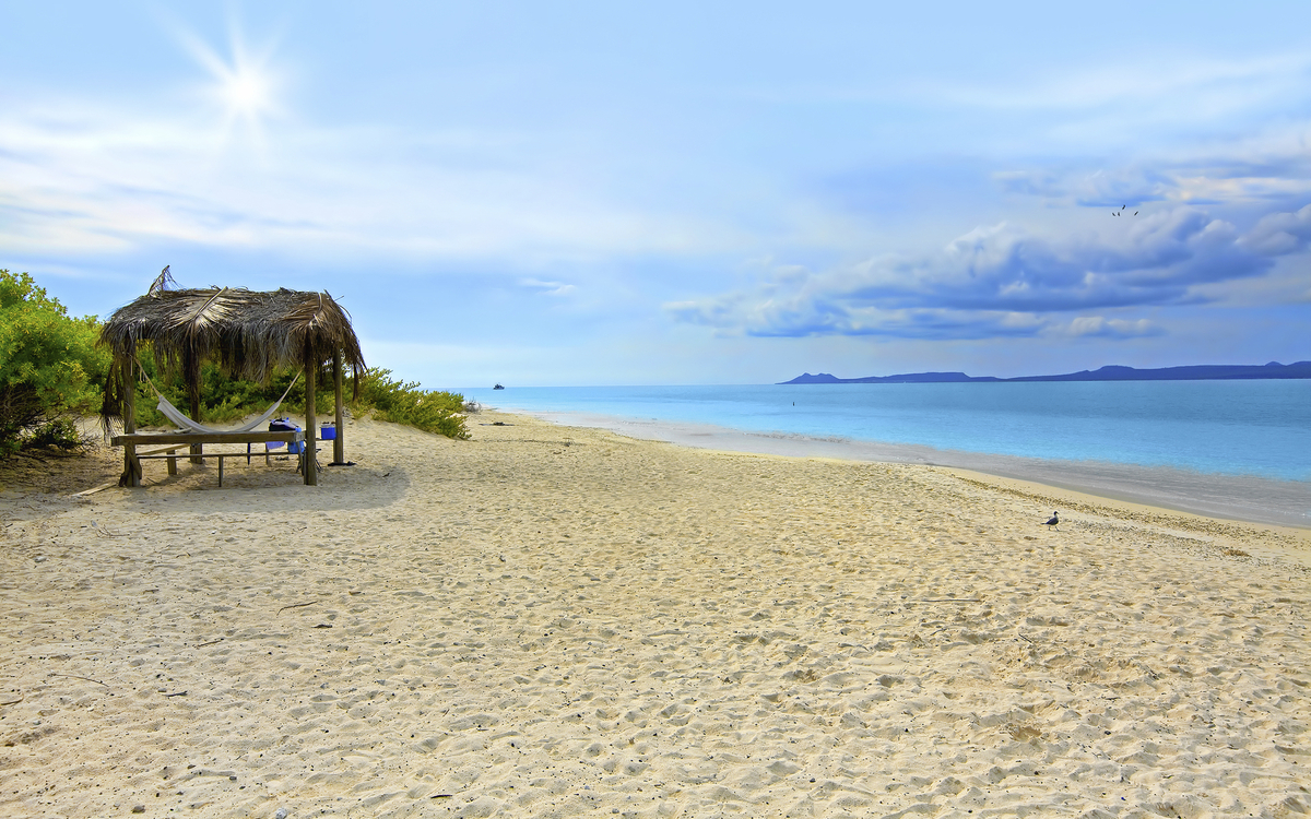 Strand mit türkisblauem Wasser