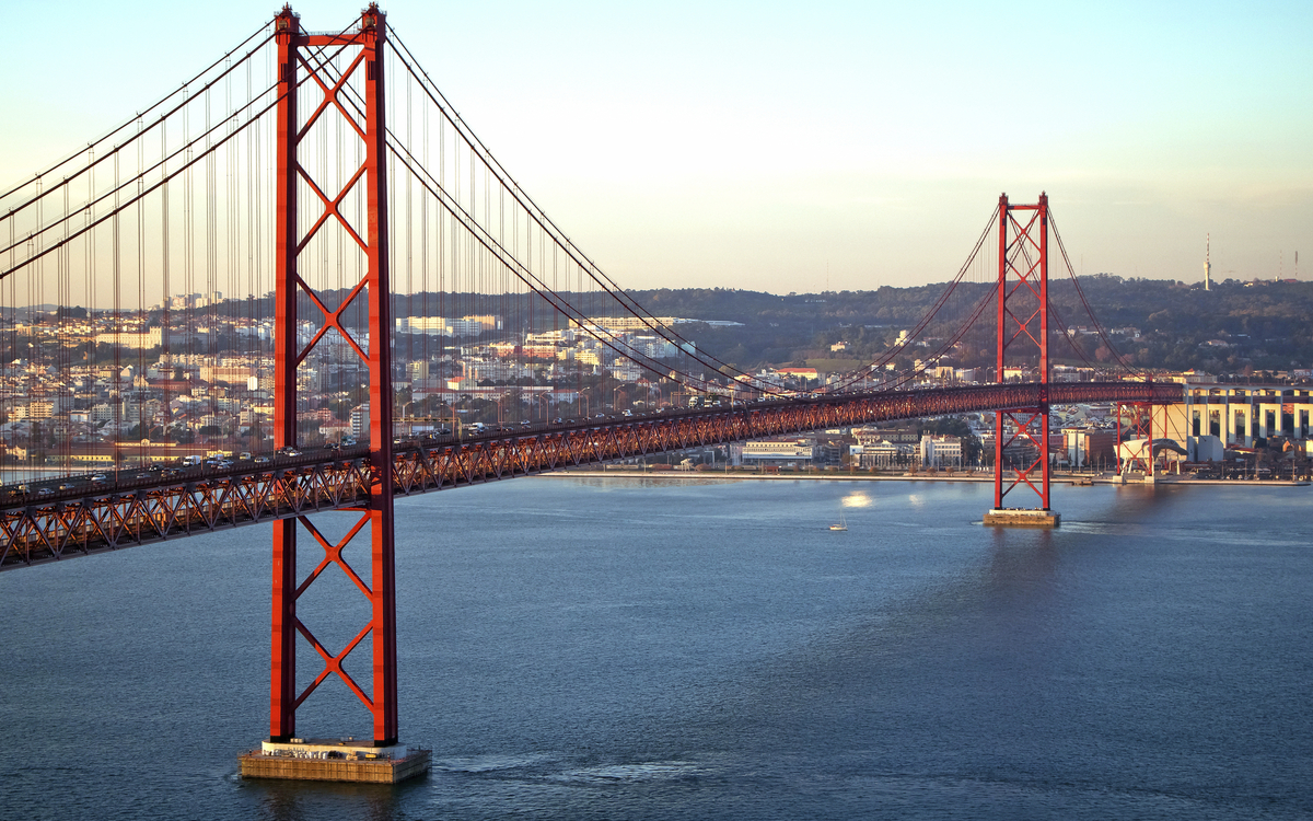 Die Brücke des 25. April und die Altstadt Lissabons, Portugal