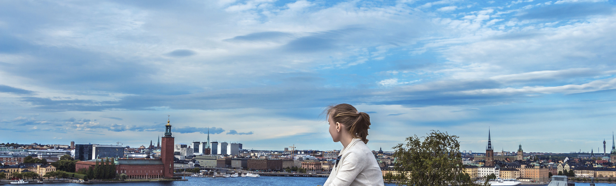 Frau mit Aussicht auf Stockholm
