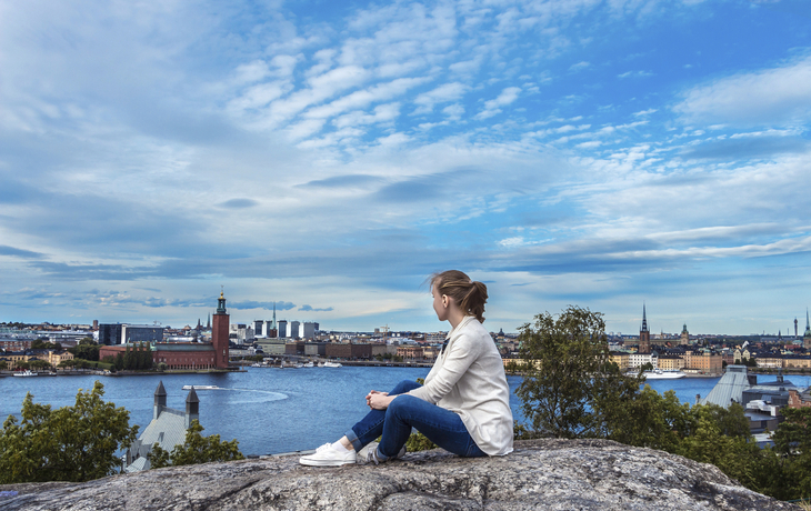 Frau mit Aussicht auf Stockholm