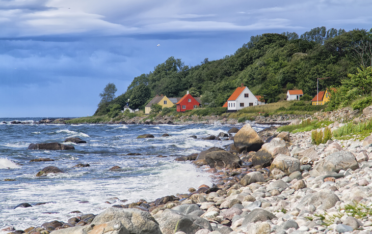 Häuser an der Küste von Bornholm, Dänemark