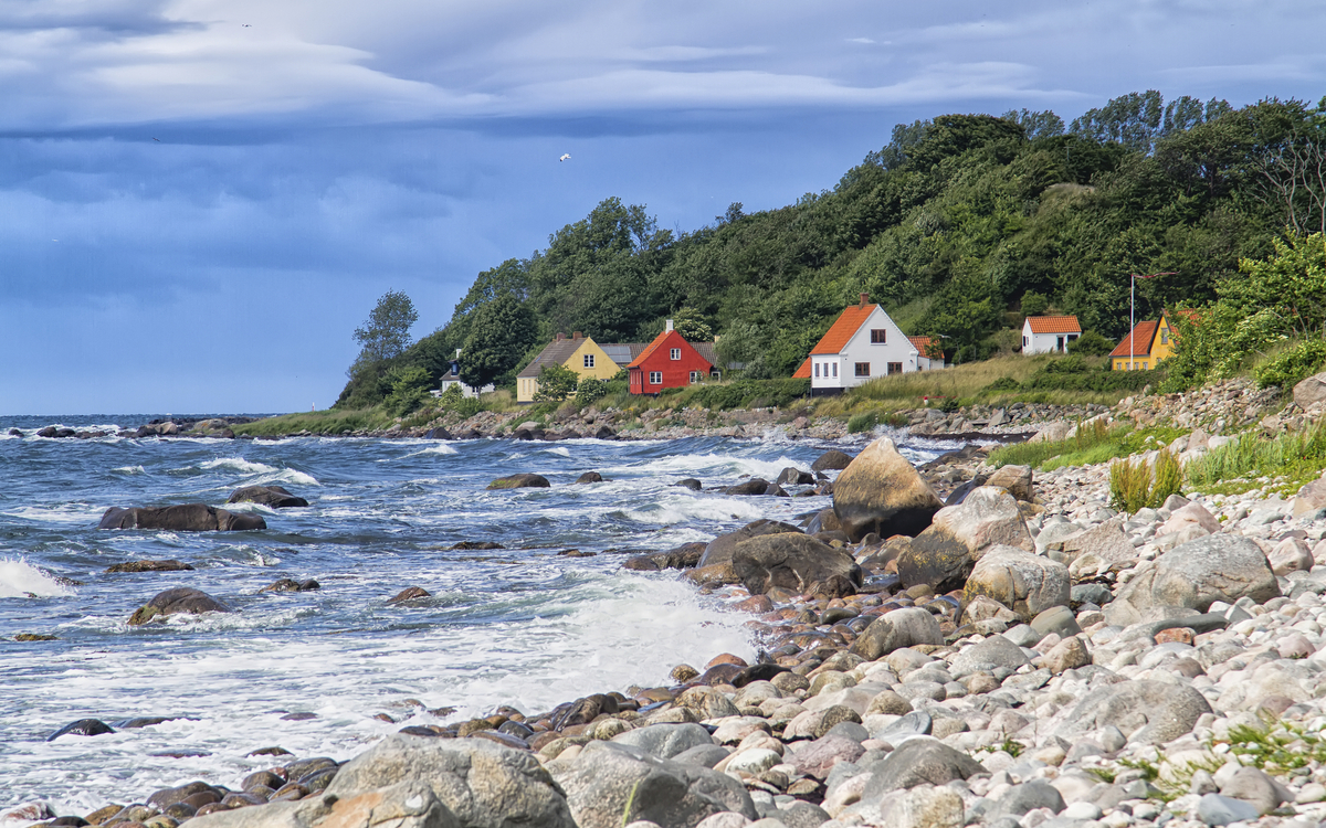 Häuser an der Küste von Bornholm, Dänemark
