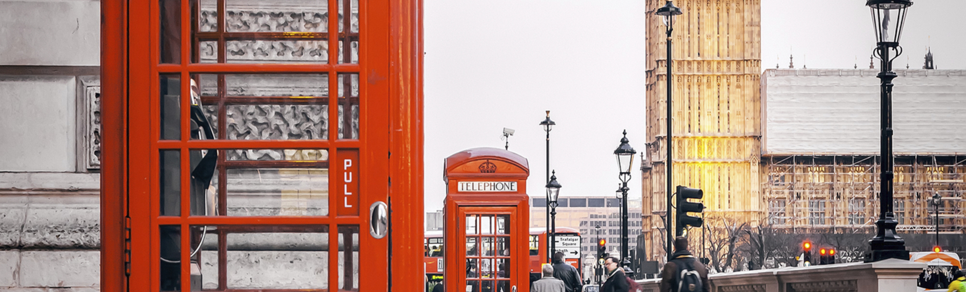 Rote Telefonzelle vor Big Ben in London, England