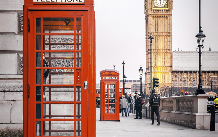 Rote Telefonzelle vor Big Ben in London, England