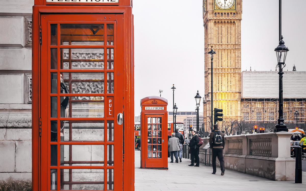 Rote Telefonzelle vor Big Ben in London, England