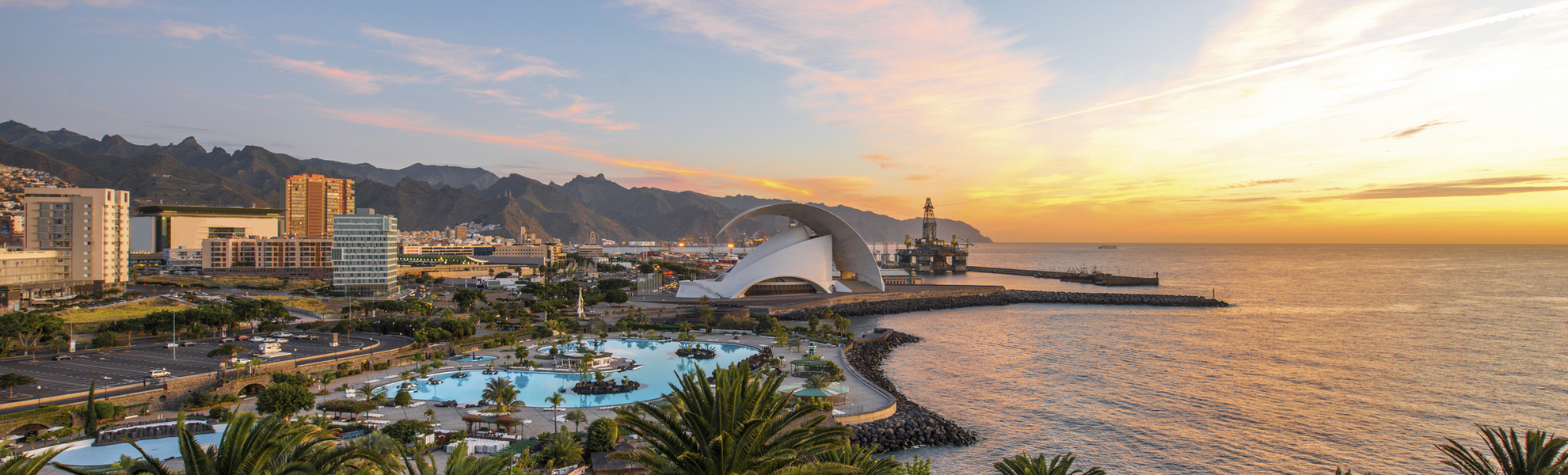 Panoramablick auf Teneriffas Küste und Landschaft während des Sonnenuntergangs, Spanien