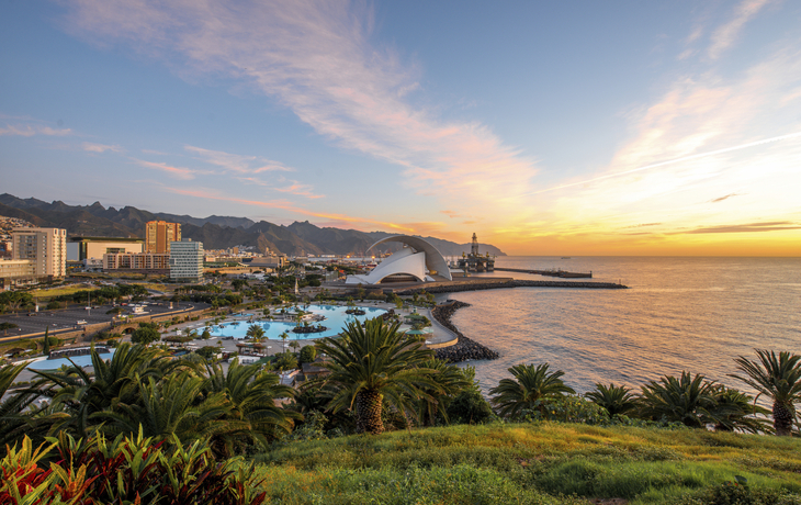 Panoramablick auf Teneriffas Küste und Landschaft während des Sonnenuntergangs, Spanien