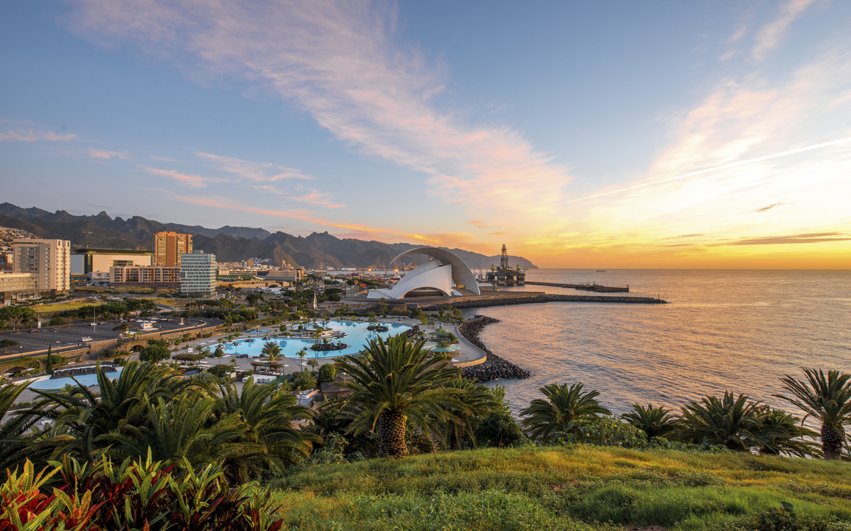 Panoramablick auf Teneriffas Küste und Landschaft während des Sonnenuntergangs, Spanien