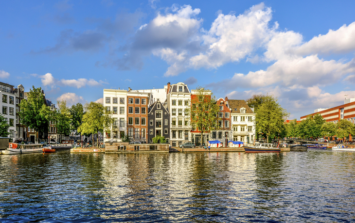Haeuser am Ufer bei Amsterdam, Niederlande