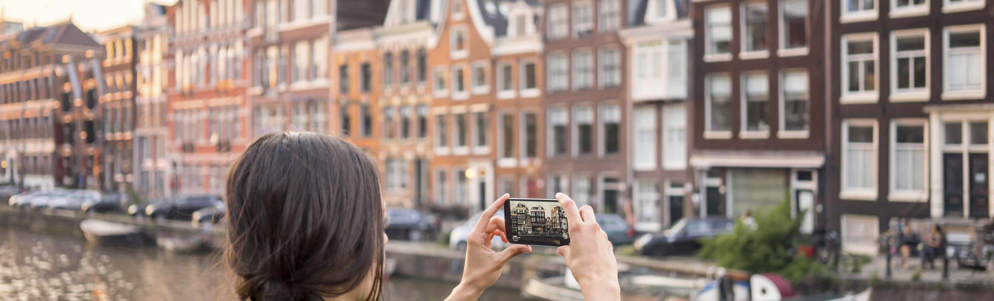 Frau am Kanal in Amsterdam, Holland