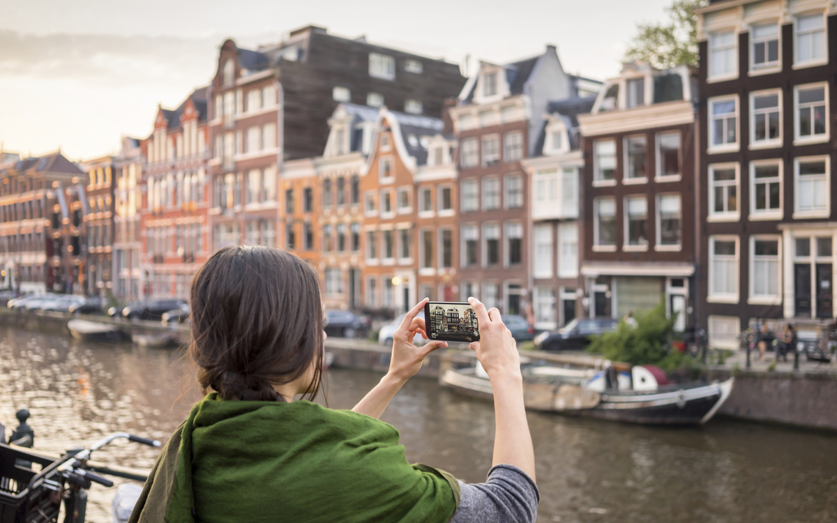 Frau am Kanal in Amsterdam, Holland