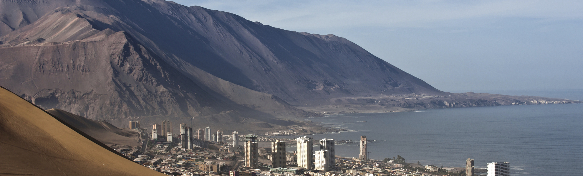 Panorama über Iquique mit Meer und Bergland, Chile