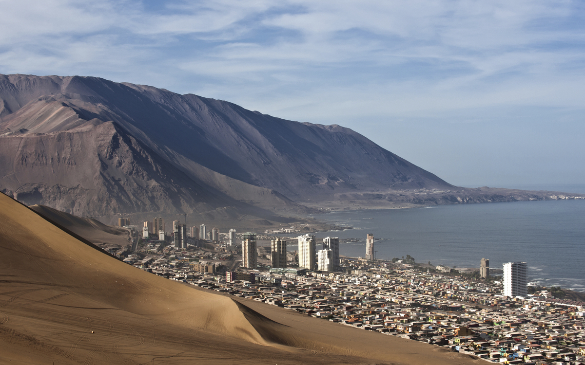 Panorama über Iquique mit Meer und Bergland, Chile