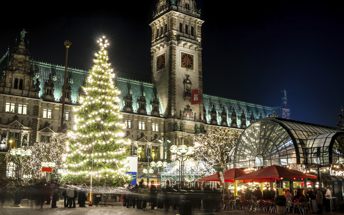 Das Rathaus in Hamburg in der Nacht, Deutschland