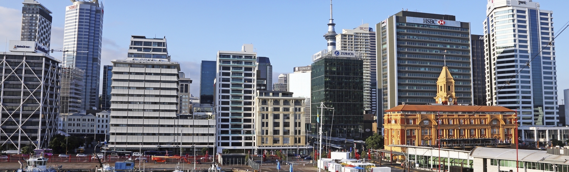 MS Artania im Hafen von Auckland, Neuseeland