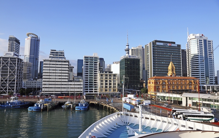 MS Artania im Hafen von Auckland, Neuseeland