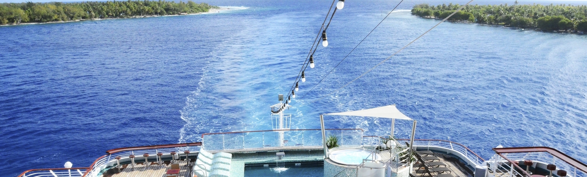 Heck der MS Amadea vor Rangiroa