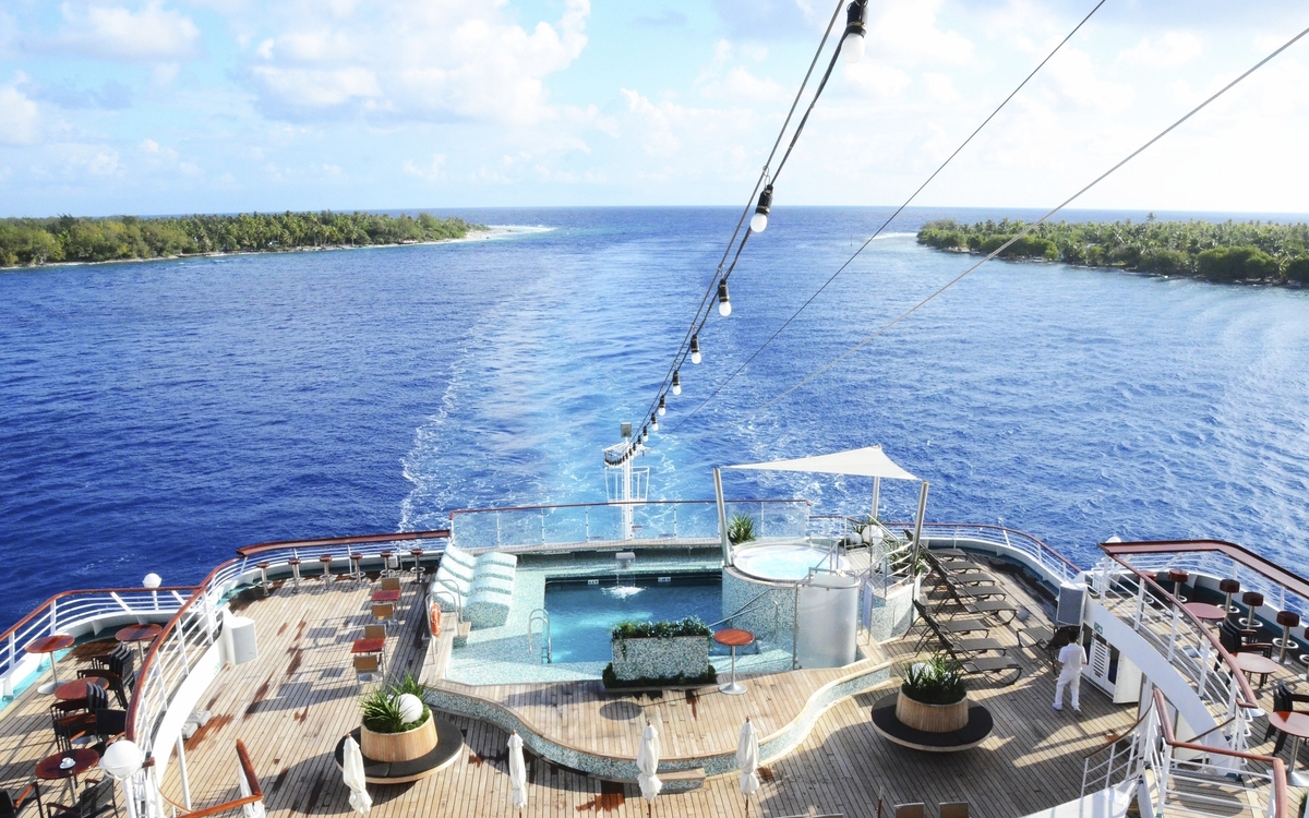 Heck der MS Amadea vor Rangiroa