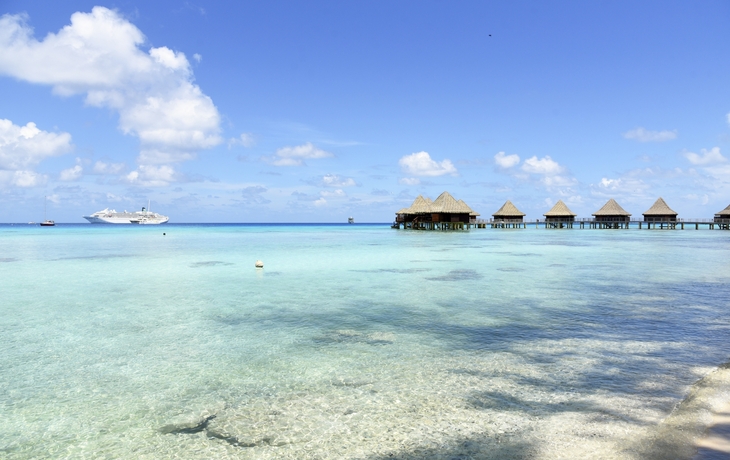 Strand mit Wasserbungalows