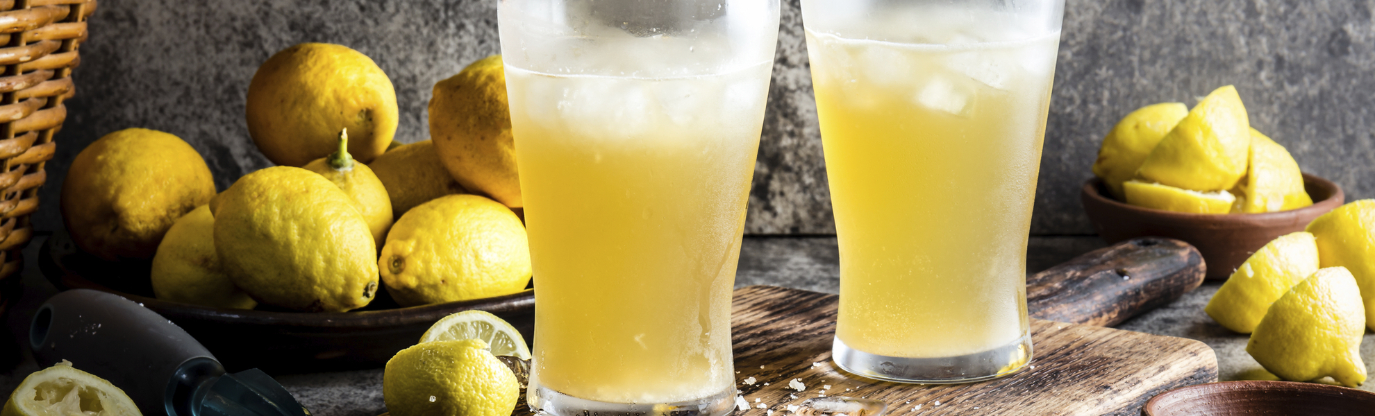 Zwei Gläser mit dem Biermischgetränk Michelada