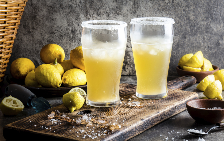 Zwei Gläser mit dem Biermischgetränk Michelada