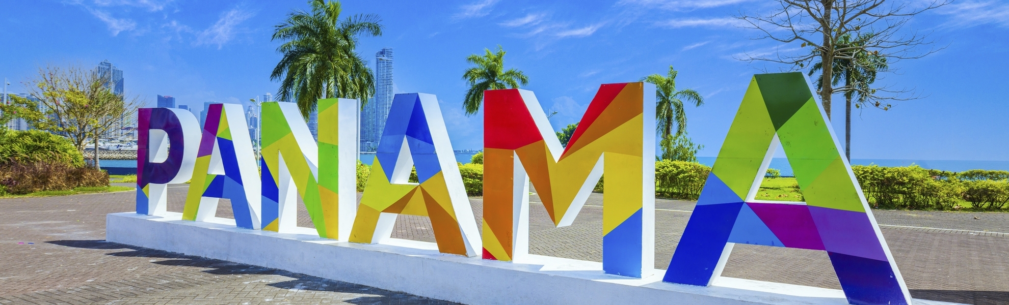 Schriftzug Panama auf der Seepromenade in Panama-City, Panama
