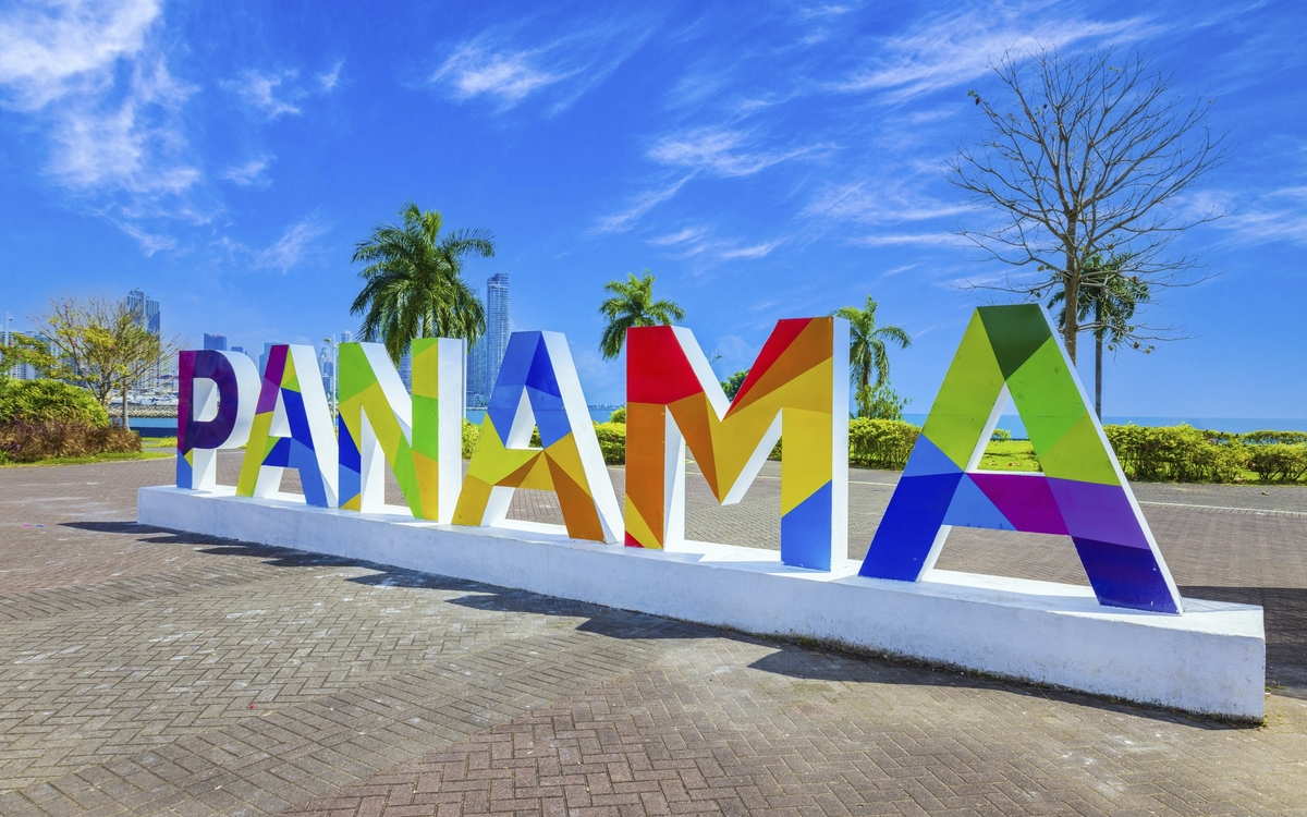 Schriftzug Panama auf der Seepromenade in Panama-City, Panama
