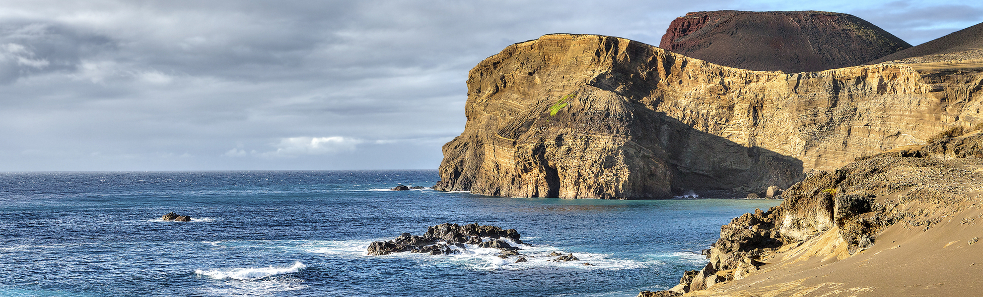 Felsen an der Küste von Horta, Portugal