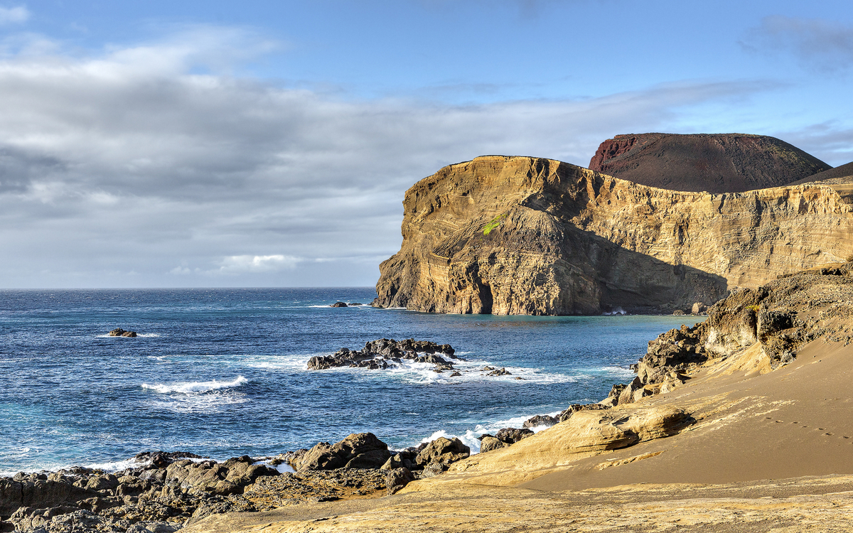 Felsen an der Küste von Horta, Portugal
