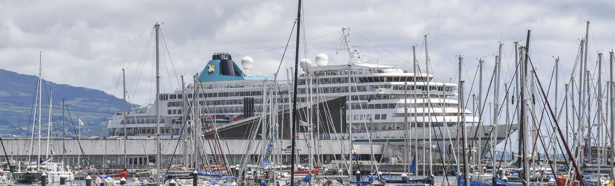 MS Amera auf Sao Miguel